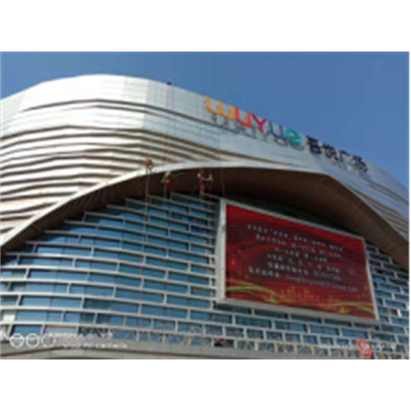 新建區(qū)吾悅廣場(chǎng)外墻清洗